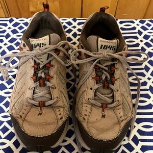 Mens size 7 4E New Balance sneakers.